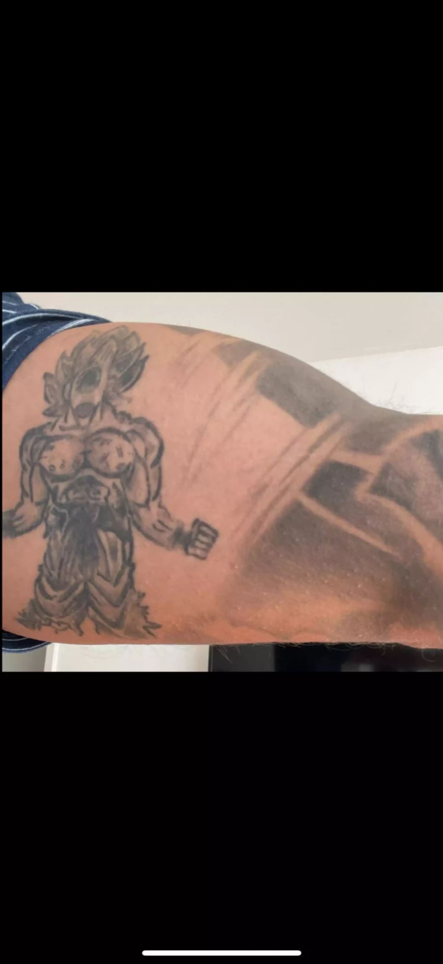 «Son-Goku ist eines meiner Lieblingstattoos. Es erinnert mich an meine Kindheit und gibt mir auch Power. Nur irgendwie werde meine Haare weiss statt blond.»