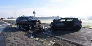 Die Autos stehen beschädigt auf der Strasse.