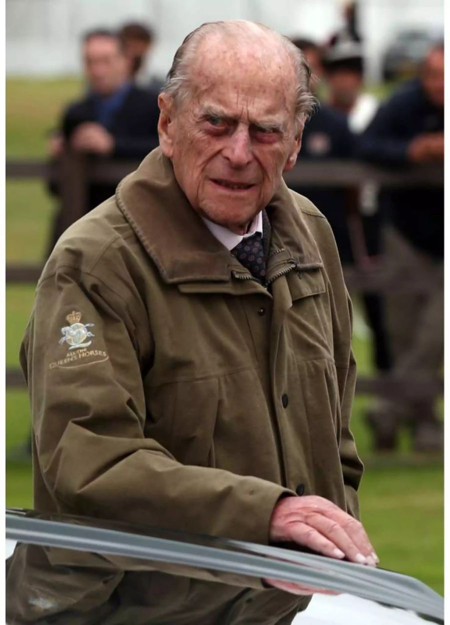 Der britische Prinz Philip, der Duke of Edinburgh kommt zur Cartier Trophy im Guards Polo Club.