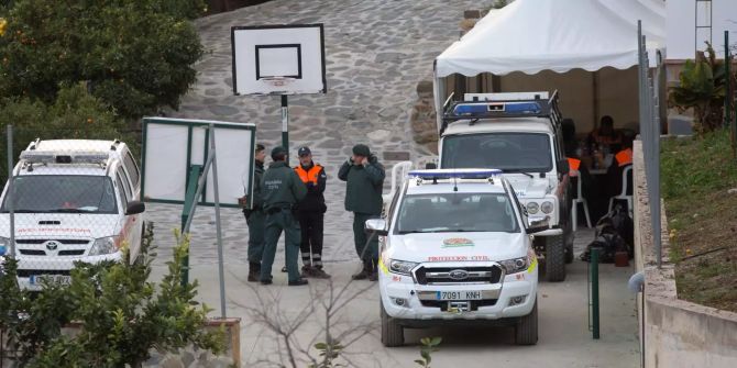 Mitglieder des Zivilschutzes sind in Malaga im Einsatz.