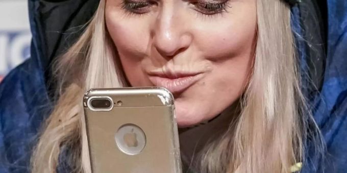Lindsey Vonn spricht bei der Pressekonferenz zu ihrem Karriereende in ihr Handy und gibt Küsse. Foto: Michael Kappeler Lindsey Vonn spricht bei der Pressekonferenz zu ihrem Karriereende in ihr Handy und gibt Küsse. Foto: Michael Kappeler