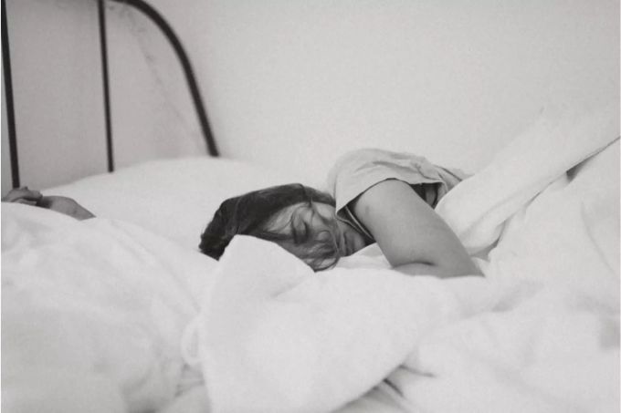 Junge Frau schläft in ihrem Bett Junge Frau schläft in ihrem Bett