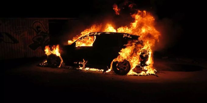 Autobrand am Montag. (Symbolbild) Ein Auto brennt