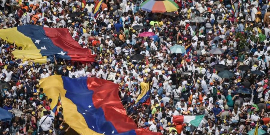 Anhänger der Opposition vergangenes Wochenende bei einer Kundgebung gegen die Regierung von Präsident Maduro. Foto: Roman Camacho/SOPA Images via ZUMA Wire