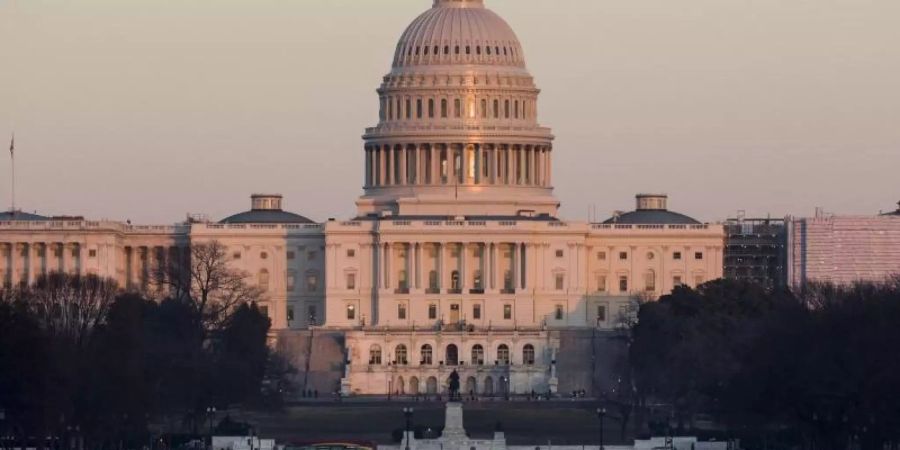 Das Licht der untergehenden Sonne scheint auf das Kapitol in Washington. Trump hat in einem Interview gesagt: «Wir werden zurückkommen, wenn wir müssen. Wir haben sehr schnelle Flugzeuge, wir haben sehr gute Frachtflugzeuge.» Foto: Alex Brandon/AP