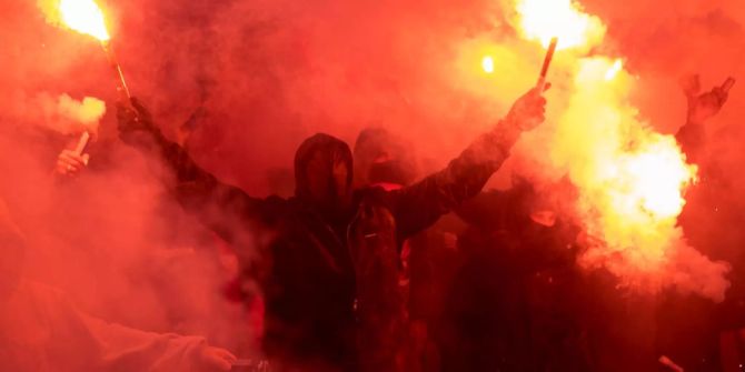 Fans zünden Petarden an einem Fussballspiel.