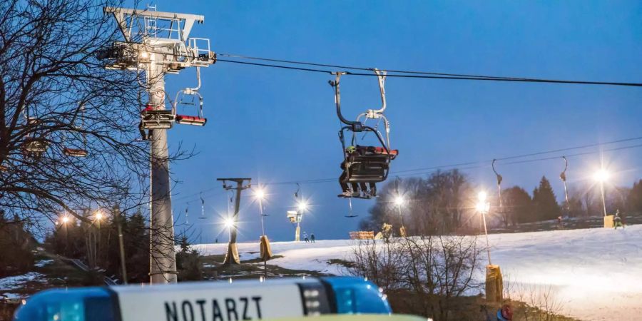 Kind im Erzgebirge aus Sessellift gestürzt