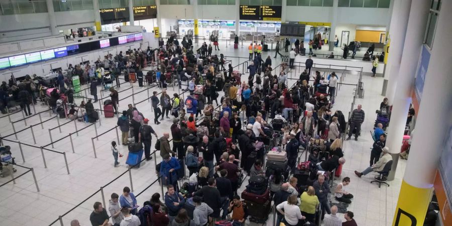 Blick über den Abflugbereich am Südterminal am Flughafen Gatwick.