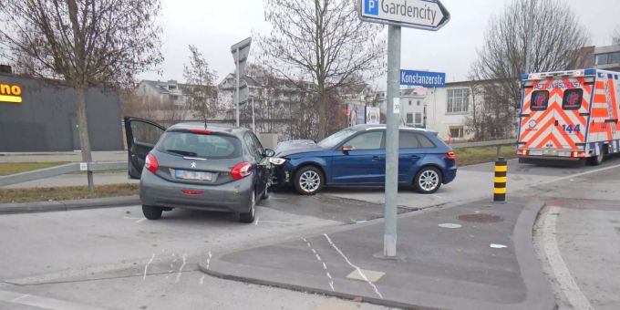 Beide Beteiligten wurden bei dem Unfall leicht verletzt. Die beschädigten Autos stehen auf der Strasse.