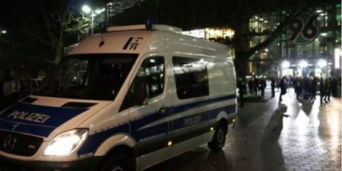 Ein Einsatzwagen der Polizei Hannover steht vor dem Stadion.