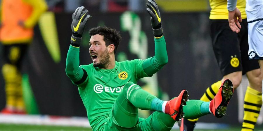 Roman Bürki liegt auf dem Boden.