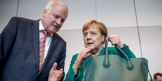 Bundeskanzlerin Angela Merkel (CDU) spricht mit Horst Seehofer (CSU), Bundesminister für Inneres, Heimat und Bau. Horst Seehofer und Angela Merkel.