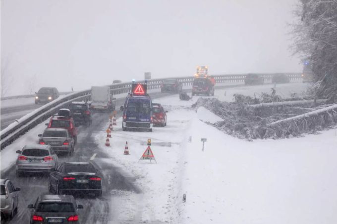 Verkehrschaos wegen des Wintereinbruchs in Bayern.