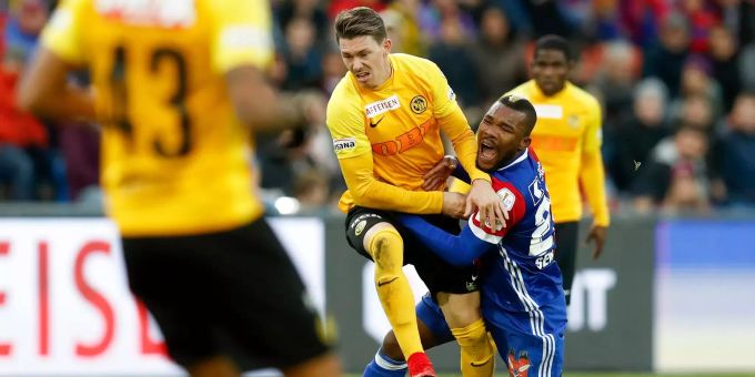 Die Zukunft von Christian Fassnacht, hier im Zweikampf mit Geoffroy Serey Die, scheint geklärt. Christian Fassnacht kämpft mit Geoffroy Serey Die um den Ball