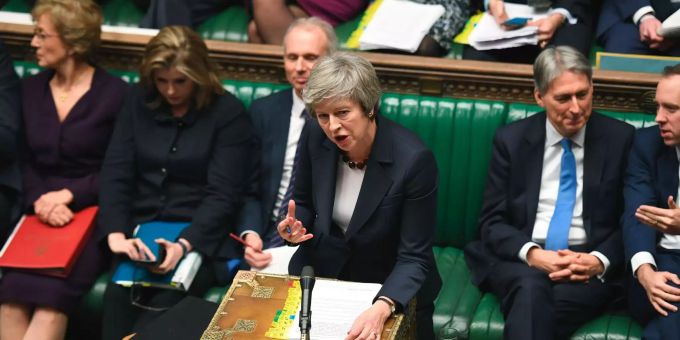 Theresa May kann nach Ansicht von Beobachtern nicht mehr auf Zeit spielen, um ihr Brexit-Abkommen durchs Unterhaus zu bringen. Theresa May hält eine Rede.