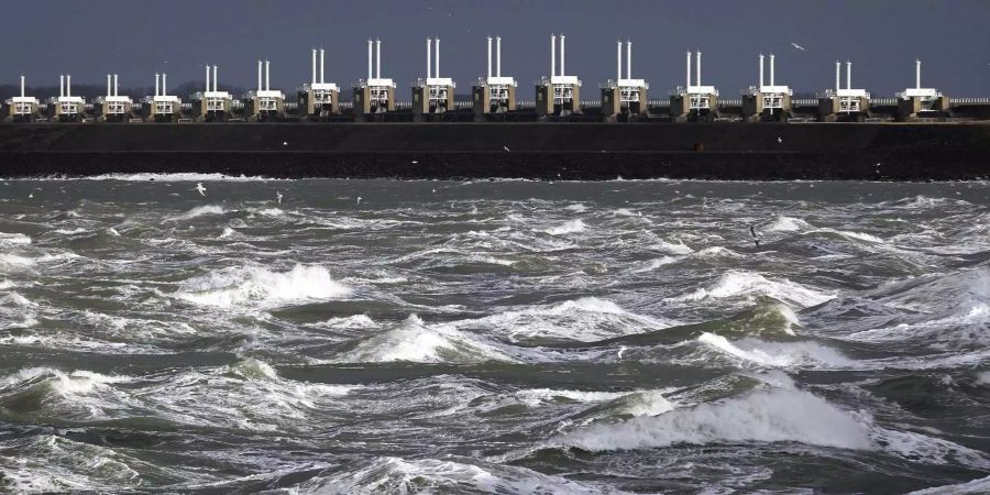 Zum aller ersten Mal wurden alle 5 Sturmflutwehre in den Niederlanden geschlossen.