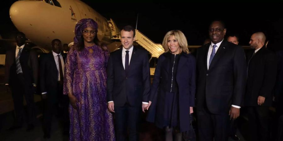 Emmanuel Macron und Macki Sall sorgten in Frankreich mit ihrem Händedruck für Schlagzeilen.