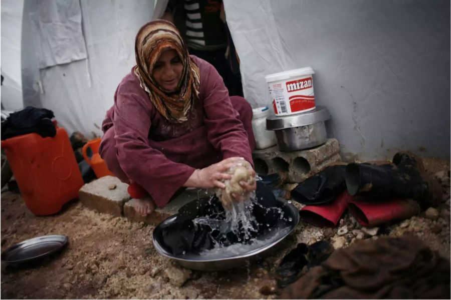 Eine Frau wäscht ihre Wäsche im Flüchtlingscamp in der Nähe von Azaz, nördlich von Aleppo.