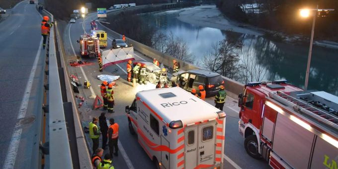 Die zwei Autos prallten frontal ineinander. Die zwei Autos prallten frontal ineinander.