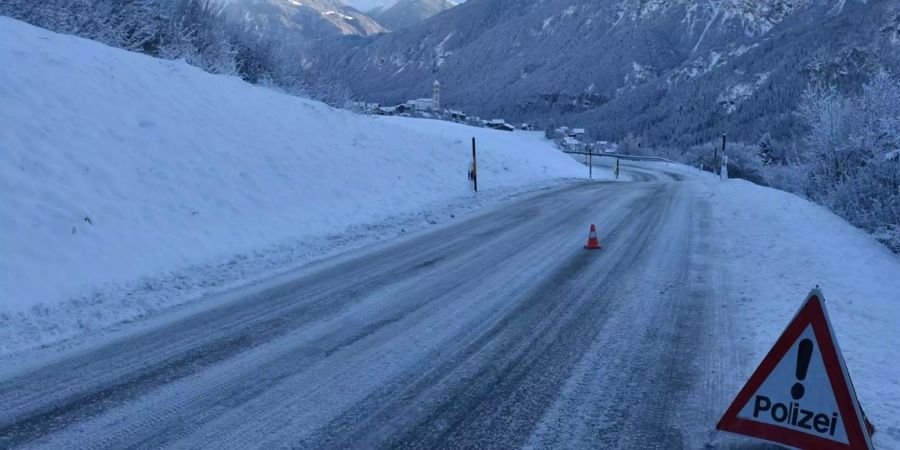 In der Nacht auf Dienstag ist ein Autolenker in Brienz GR mit einem Reh kollidiert.