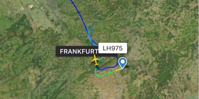 Vor der Landung in Frankfurt musste das Flugzeug eine Extraschlaufe einlegen. Vor der Landung in Frankfurt musste das Flugzeug eine Extraschlaufe einlegen.