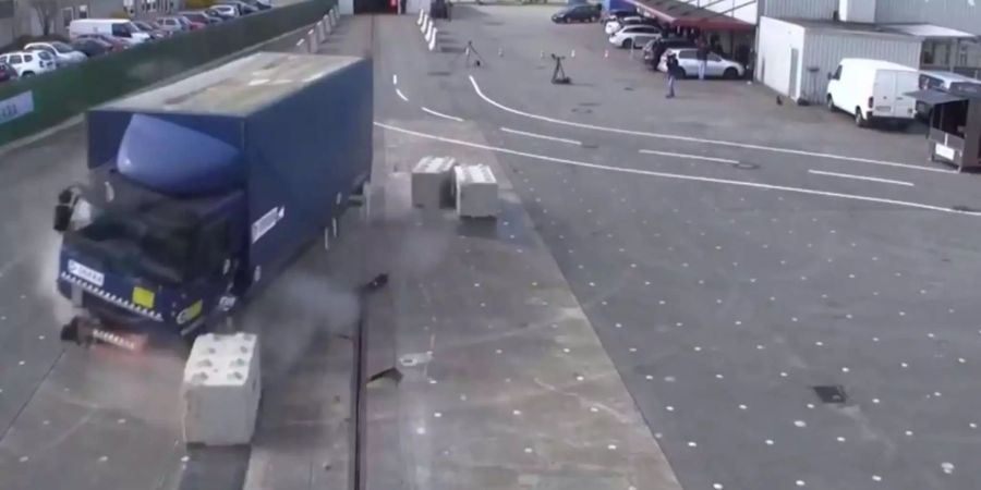 Tests in Deutschland haben gezeigt, dass die Betonklötze bei massivem Aufprall zu Geschossen werden können.