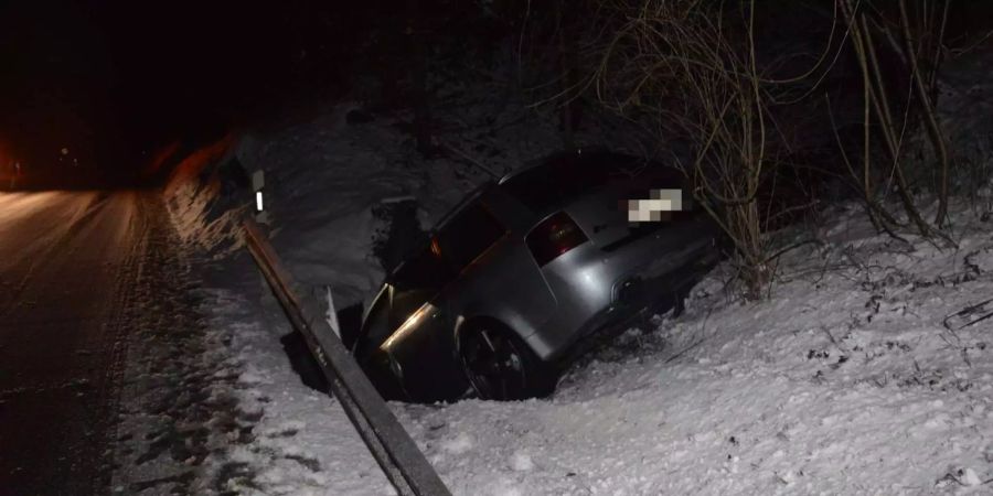 Schnee, Matsch und Eis vertragen sich schlecht mit hohem Tempo und brüsken Fahrmanövern. Balsthal SO.