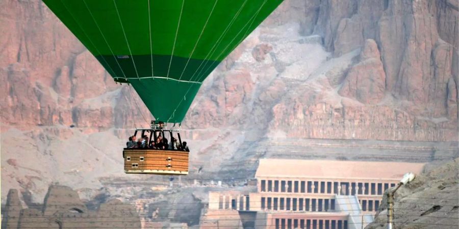 Bei einer Notlandung mit einem Heissluftballon starb in Ägypten ein Tourist.