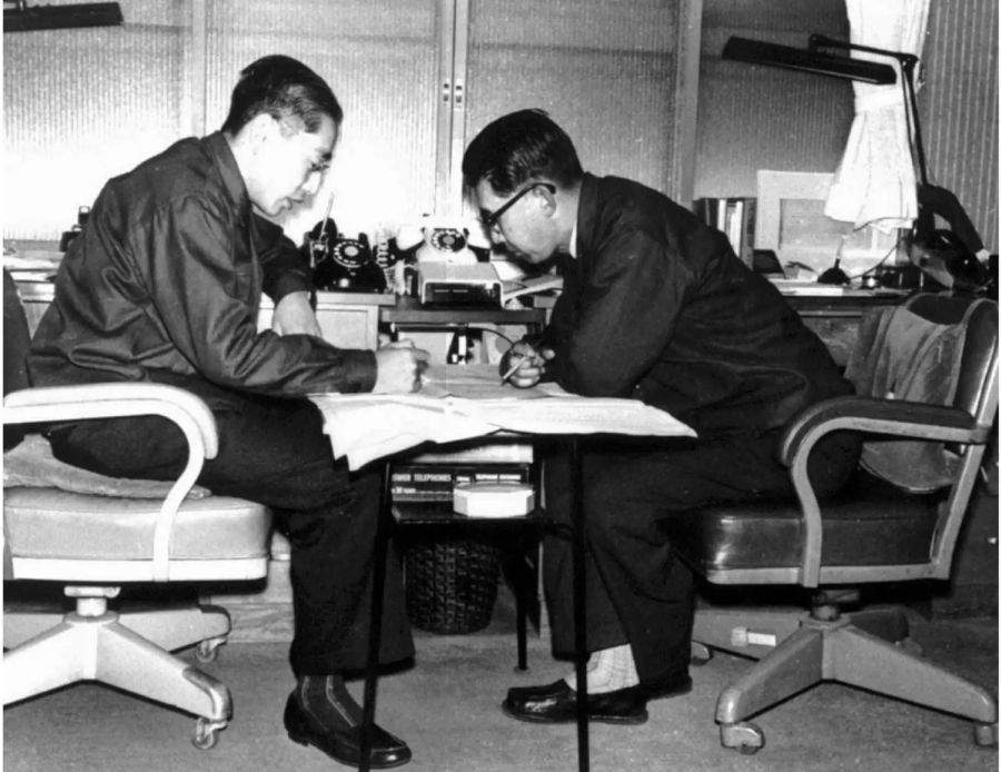 1960: Die beiden Sonygründer Asaru Ibuka, rechts und Akio Morita zu sehen im Büro in Tokyo.