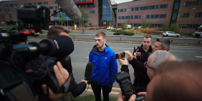 Der Vater von Alfie Evans stellt sich den Medien. Der Vater von Alfie Evans stellt sich den Medien.