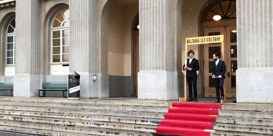 Die Gymnasiasten protestieren gegen die Sparmassnahmen des Kanton Bern.