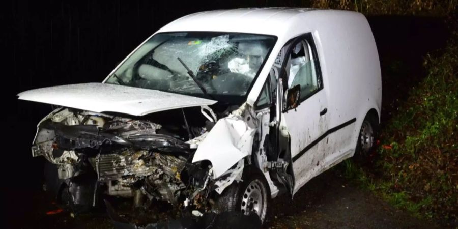 Der Fahrer kollidierte frontal mit einem Baumstrunk.