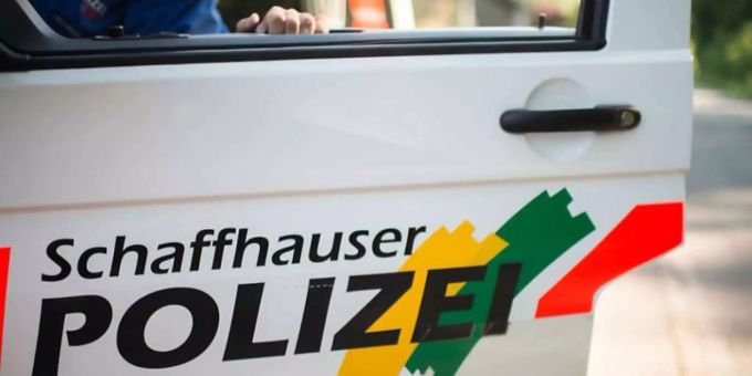 Auch wenn die Rettungskräfte und die Schaffhauser Polizei umgehend an der Unfallstelle eintrafen, kam die Rettung für die junge Frau zu spät. Auch wenn die Rettungskräfte und die Schaffhauser Polizei umgehend an der Unfallstelle eintrafen, kam die Rettung für die junge Frau zu spät.