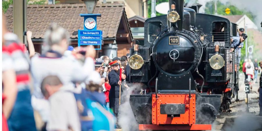 Eine historische Dampflok fährt anlässlich des 50. Jahrestages des Blonay-Chamby Railroad Museums auf den Schienen.