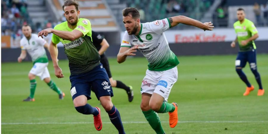 Umkämpftes Duell zwischen Thun (links Roy Gelmi) und St. Gallen (Roman Buess).