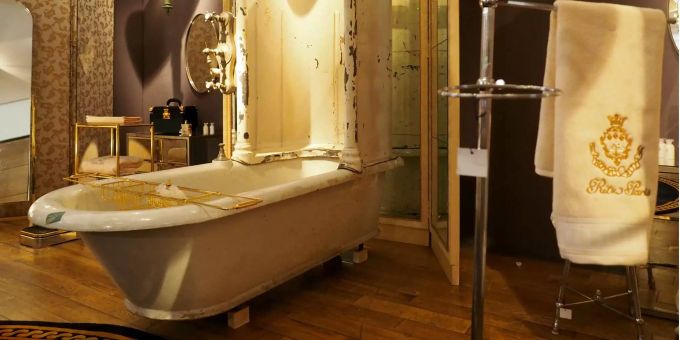 Unter den Auktionsgegenständen befand sich auch eine alte Badewanne. Unter den Auktionsgegenständen befand sich auch eine alte Badewanne.