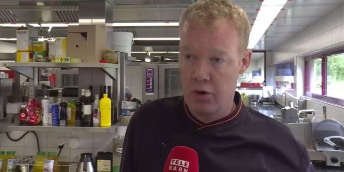 Rasmus Springbrunn ist der Chefkoch der Justizvollzugsanstalt Witzwil, hat mit der Schweizer Delegation vor elf Jahren den Weltmeistertitel geholt und kann die Beschwerde der Häftlinge nicht verstehen. Rasmus Springbrunn ist der Chefkoch der Justizvollzugsanstalt Witzwil, hat mit der Schweizer Delegation vor elf Jahren den Weltmeistertitel geholt und kann die Beschwerde der Häftlinge nicht verstehen.