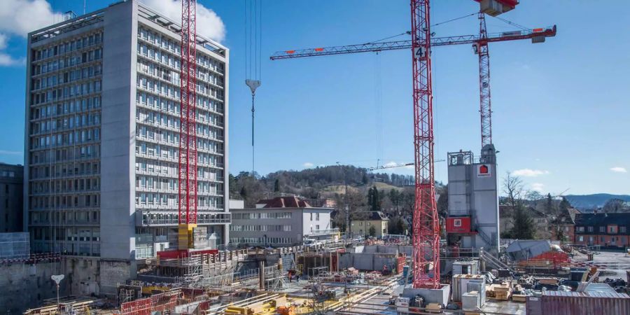 Erste Bauarbeiter sprachen sich an Protest-Aktionen für einen Streik aus.