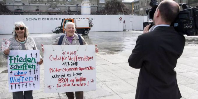 Gegen Waffengeschäfte - Berner «Sprayer-Grosi» demonstriert auf Bundesplatz