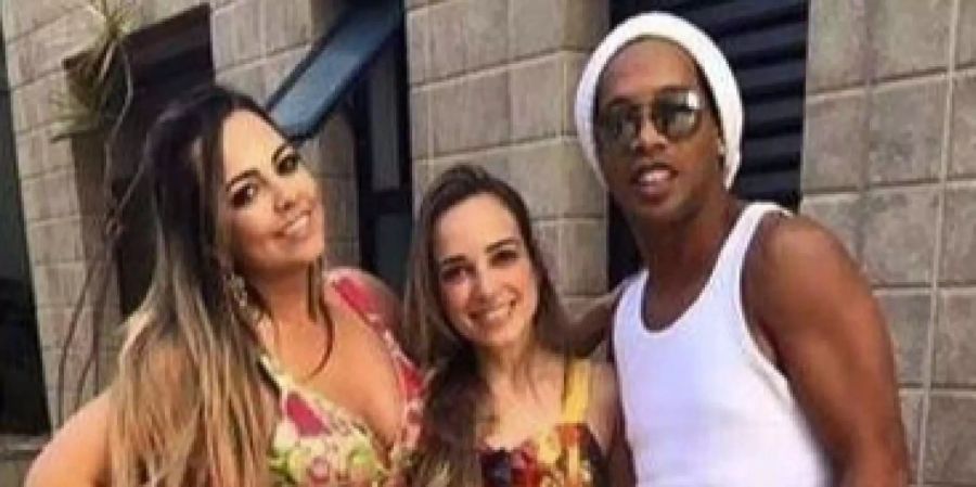 Ronaldinho und sein Frauen-Duo Beatriz Souza und Priscilla Coelho (v.r.)