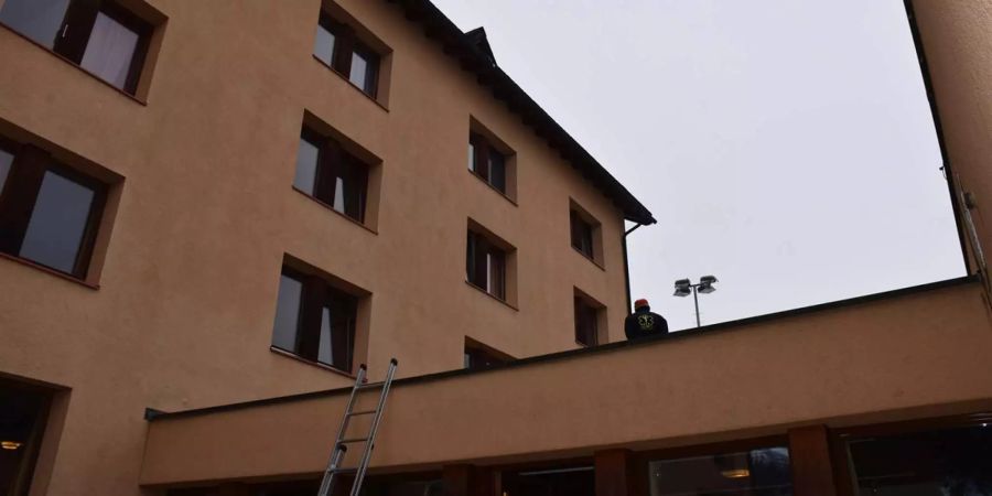 In Samedan GR stürzt ein Somalier aus dem vierten Stock eines Wohnheims.