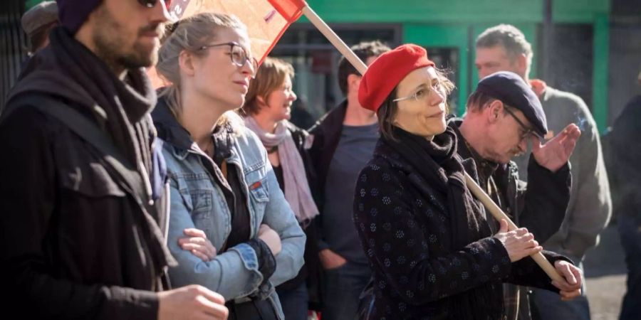 Rund 200 Menschen versammelten sich auf dem Basler Claraplatz.