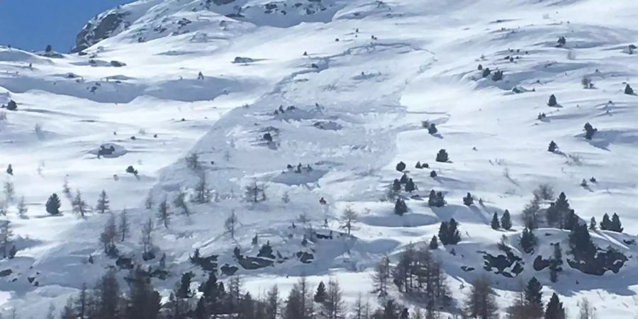 Gewaltige Schneemassen: Die Lawine riss die zwei Berggänger mit, begrub sie aber nicht unter sich.