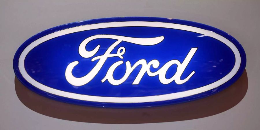 Ford steigert Gewinn und kündigt milliardenschwere Einsparungen an.