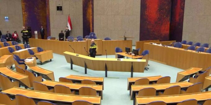 Im Parlament sprang der Mann von der Zuschauertribüne. Im Parlament sprang der Mann von der Zuschauertribüne.