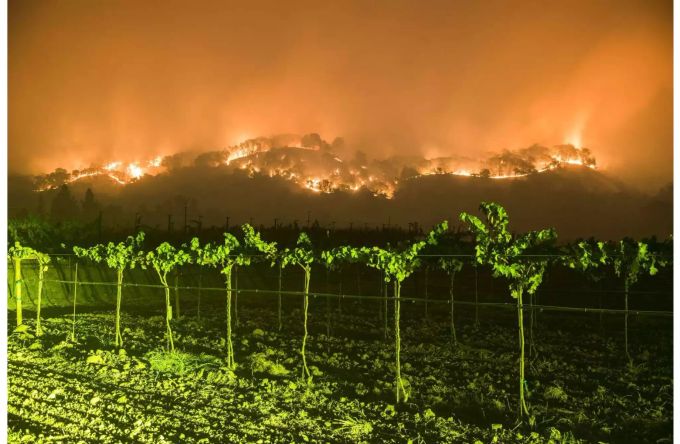 Ganze Hügel stehen in Kalifornien in Flammen. Ganze Hügel stehen in Kalifornien in Flammen.