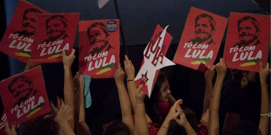 Hunderte Menschen protestieren für Ex-Präsidenten Luiz Inácio Lula da Silva.