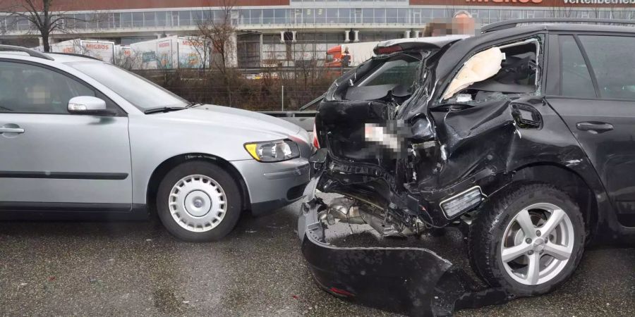 In Neuendorf SO verursachte ein Lastwagen eine Massenkarambolage.