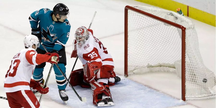 Timo Meier trifft für die Sharks.