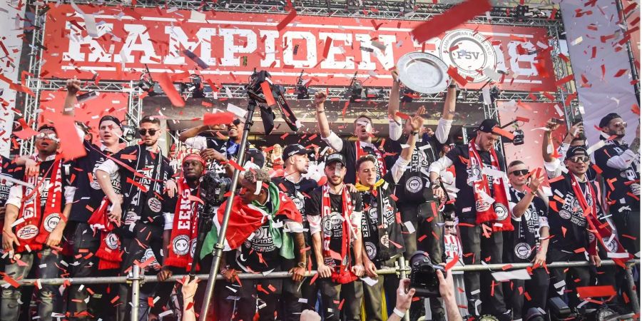 Nachdem ein Jahr zuvor Rivale Feyenoord Meister wurde, kehrt der PSV Eindhoven zurück auf den niederländischen Fussballthron. Der Traditionsverein liess Ajax Amsterdam um vier Punkte hinter sich.